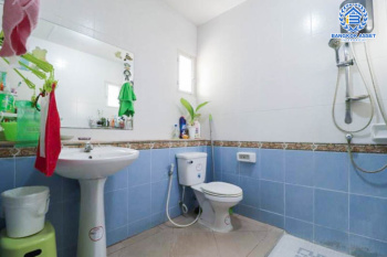 *****บ้านแฝดมือสอง ม.ชวนชื่นกรีนพาร์ค คู้บอน เนื้อที่กว้างขวางมากถึง 37.1 ตร.ว. ฟังก์ชัน 3 ห้องนอน 2 ห้องน้ำ จอดรถได้ 2 คัน บ้านสวย พร้อมเข้าอยู่ได้ทันที! ตั้งบนทำเลแห่งการเดินทาง ใกล้รถไฟฟ้าสายสีชมพู "สถานีคู้บอน" จุดขึ้นทางด่วน "รามอินทรา-เอกมัย" และแฟชั่นไอส์แลนด์